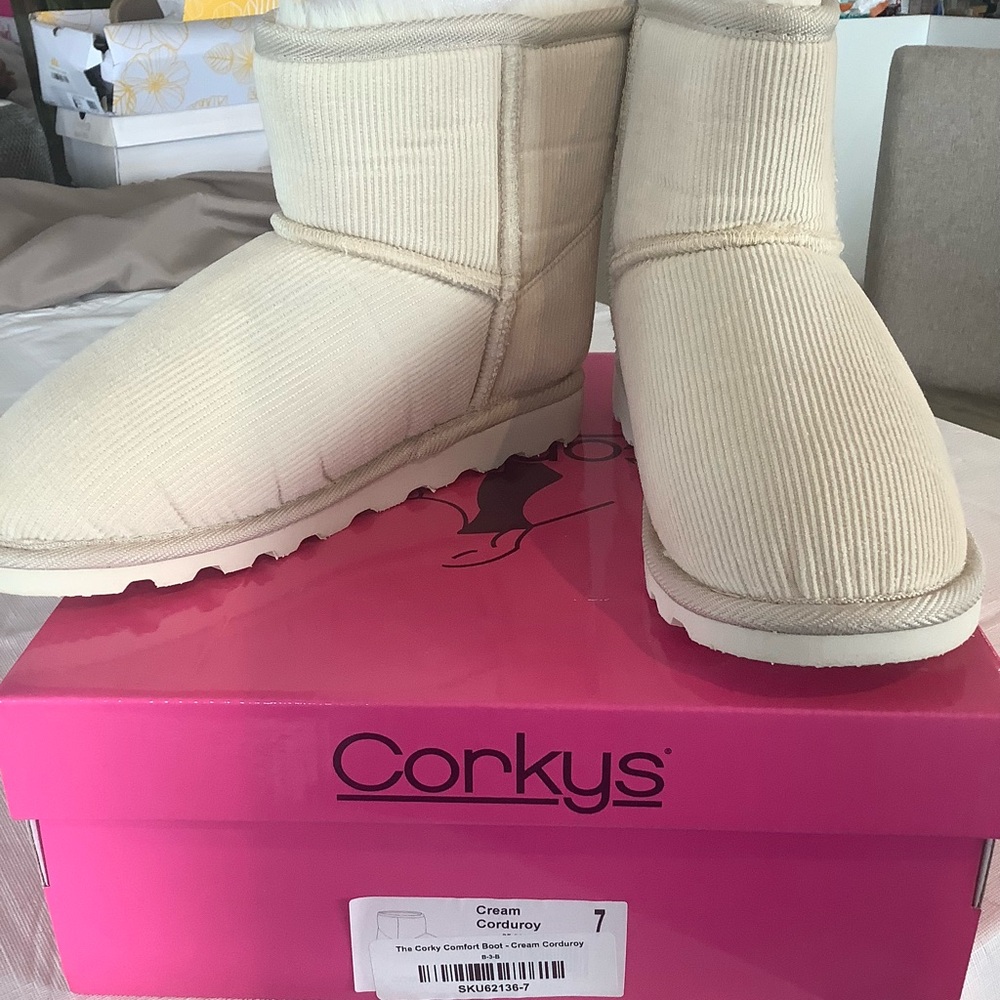 Womens size 7 cream colored corduroy boots